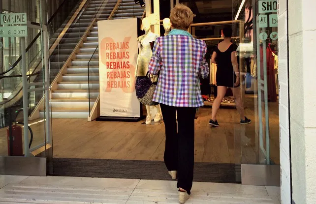 Sociedad y Vida Burgos: El sueldo ya no da para todo: un 40% de los españoles prevé financiar las compras de las Rebajas de invierno con tarjeta de crédito