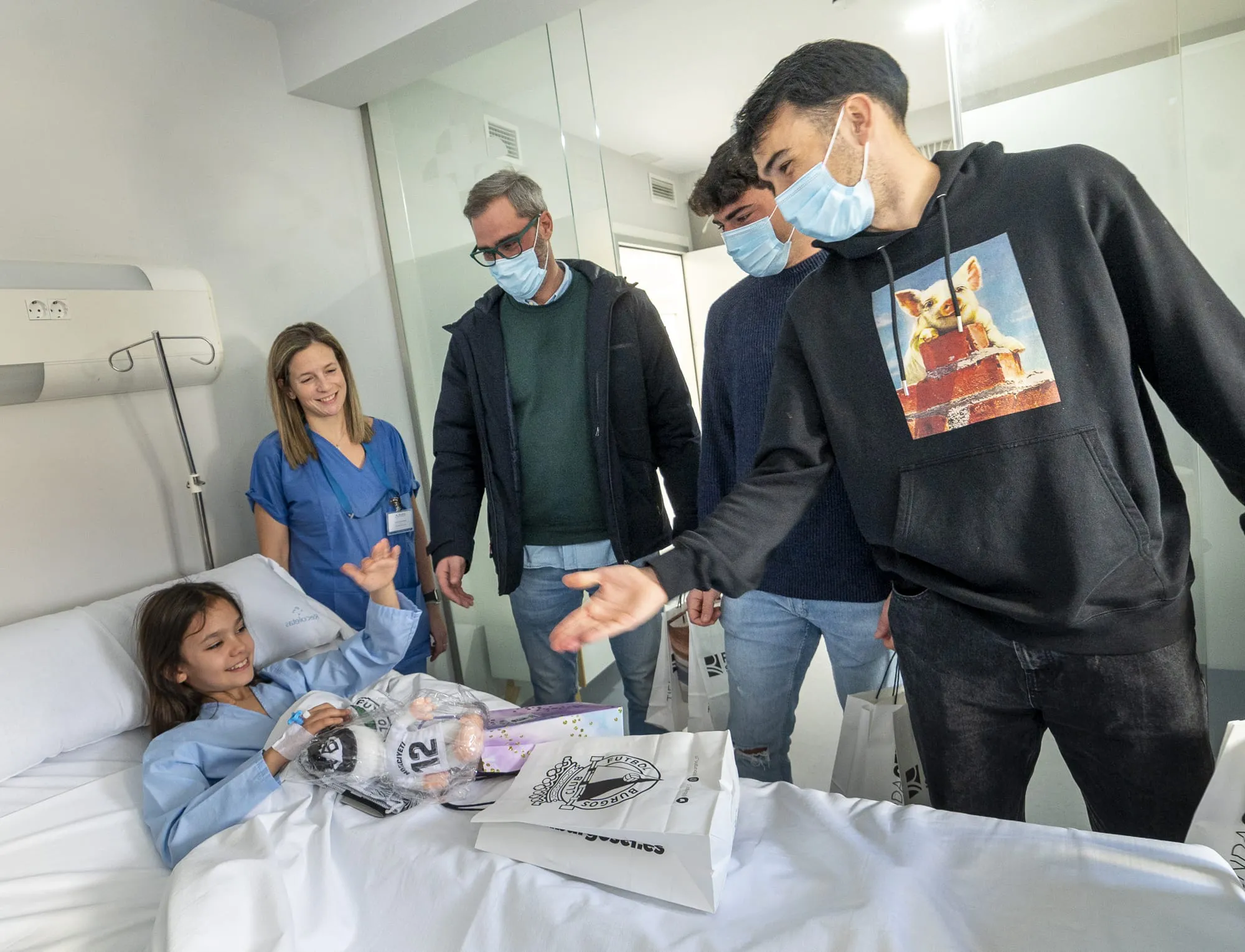 Jugadores del Burgos CF reparten ilusión y felicidad en el Hospital Recoletas