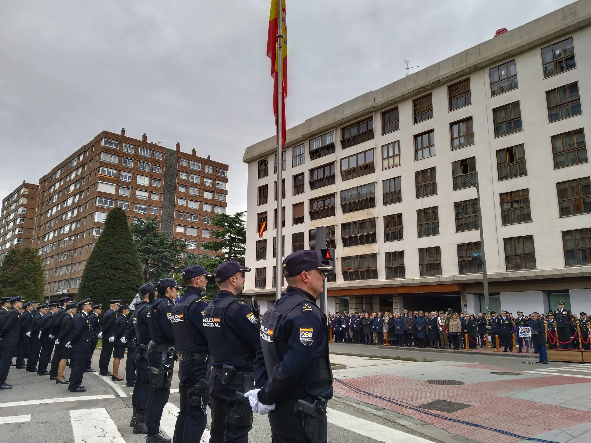 La Policía Nacional inaugura los actos de su Bicentenario con un izado de bandera en Burgos