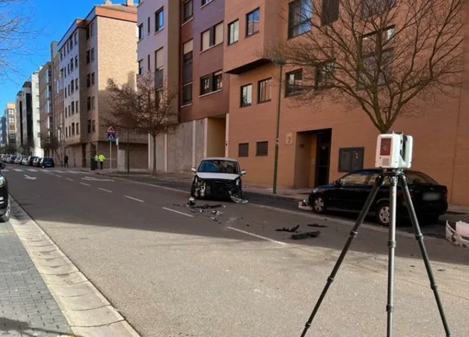La policía local de Burgos investiga un accidente de tráfico en la calle Rosa de Lima Manzano