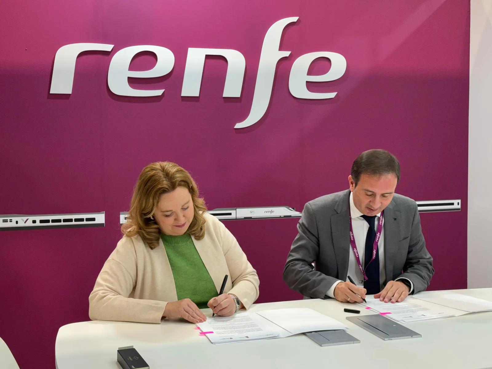 El Ayuntamiento de Burgos y Renfe renuevan el convenio para aplicar descuentos al turismo de negocios