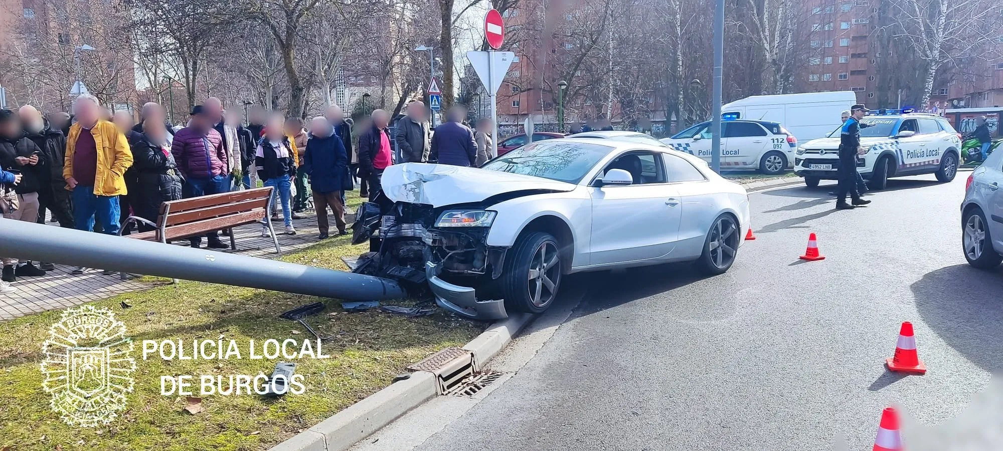 Pierde el control del vehículo y se choca contra una farola: la prueba de alcoholemia da positivo
