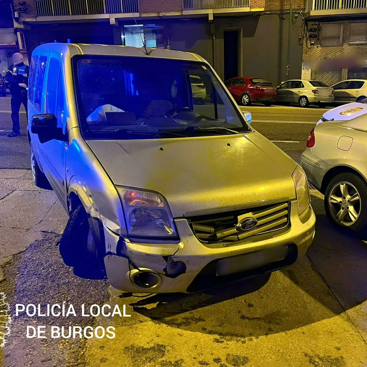 Se da a la fuga tras chocar contra varios vehículos estacionados