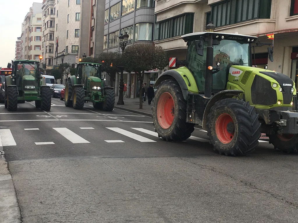 Cerca de 1.600 tractores en la provincia de Burgos reivindican dignidad para el campo