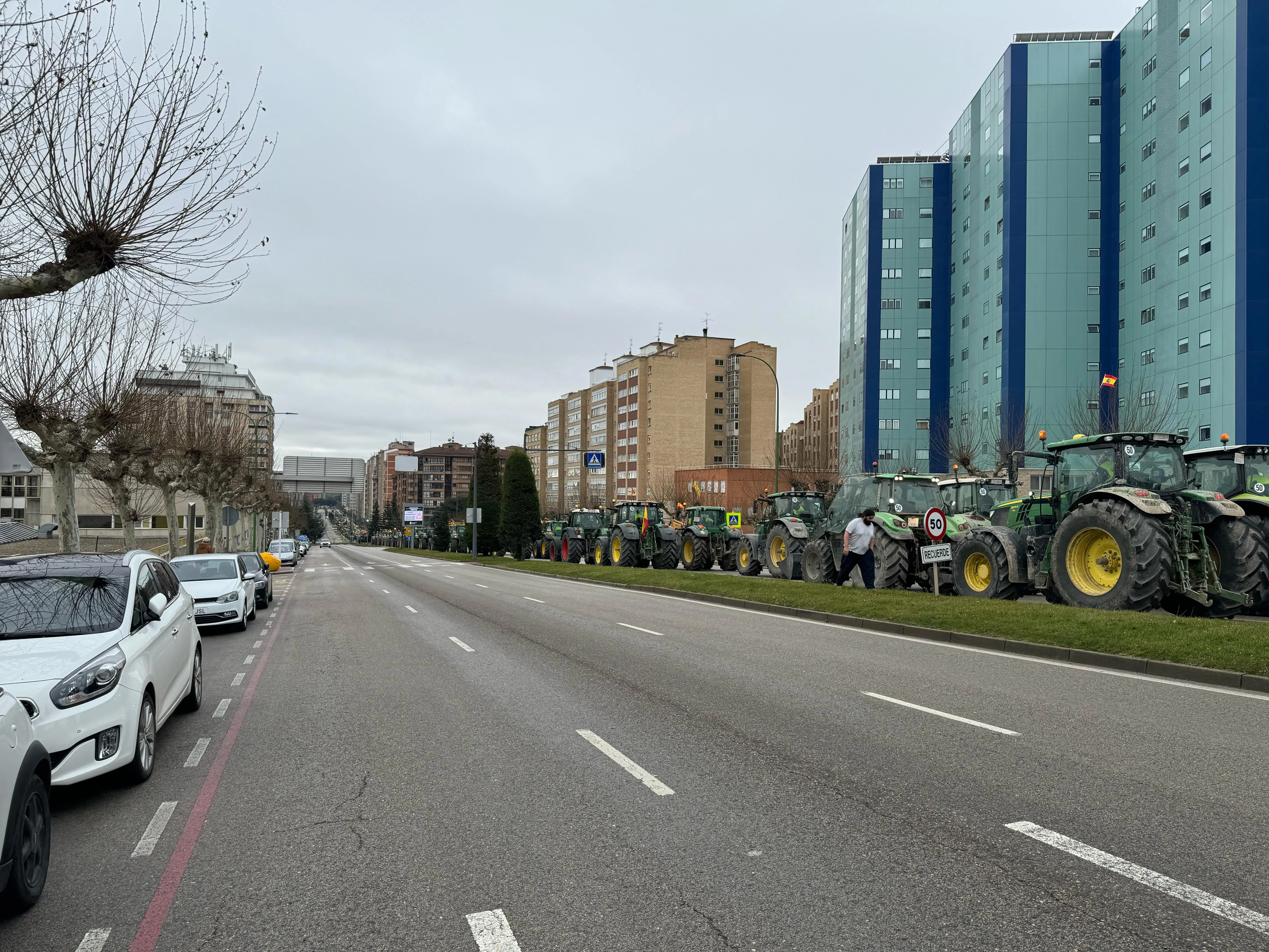 Foto 2 - Algo m&aacute;s de 200 de tractores vuelven a tomar las calles de Burgos. (Con galer&iacute;a de im&aacute;genes)