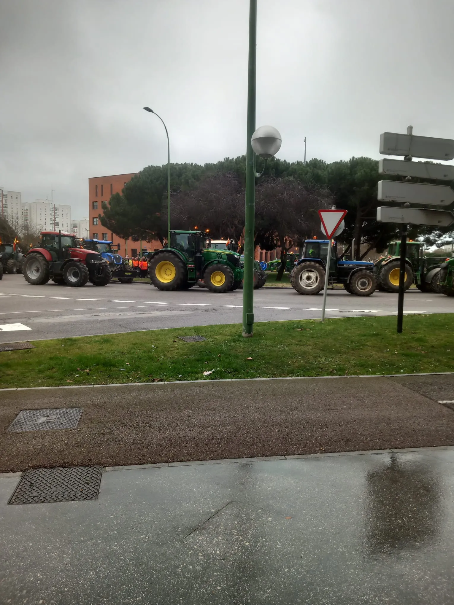 Foto 5 - Algo m&aacute;s de 200 de tractores vuelven a tomar las calles de Burgos. (Con galer&iacute;a de im&aacute;genes)