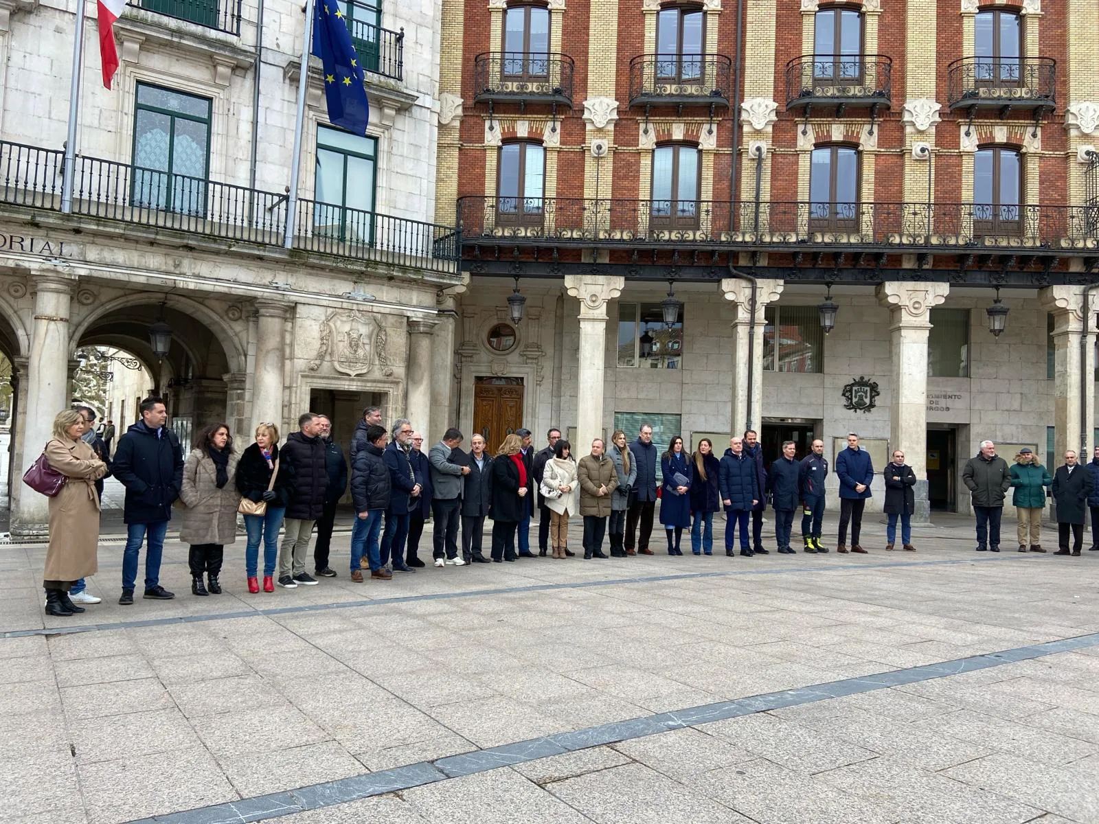 El Ayuntamiento de Burgos rinde homenaje a los fallecidos en el incendio de Valencia y al joven asesinado en Llanas