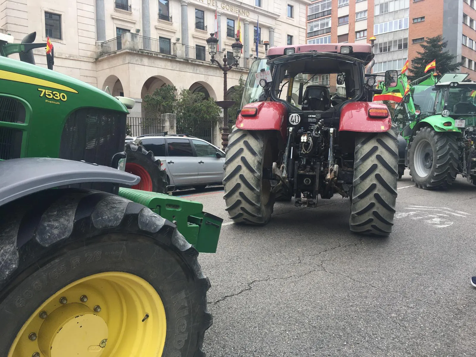 Una protesta de agricultores con incendio de neumáticos corta la AP-1