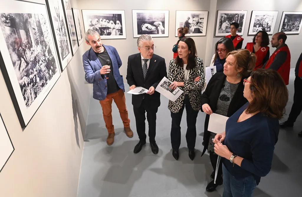 Cruz Roja inaugura en Burgos la muestra fotográfica ‘La Humanidad en la Guerra’ con motivo de su 150 aniversario