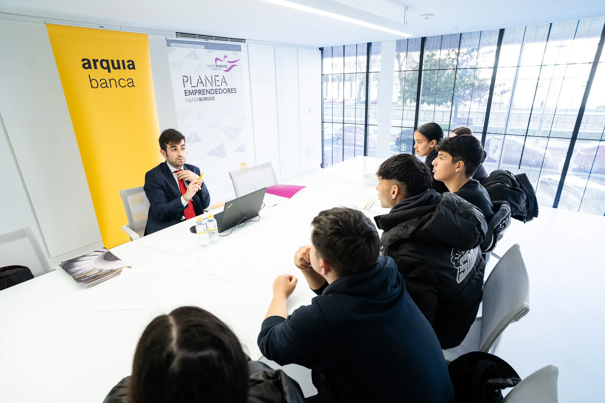 Las cooperativas escolares de Planea Emprendedores solicitan préstamos en Arquia Banca