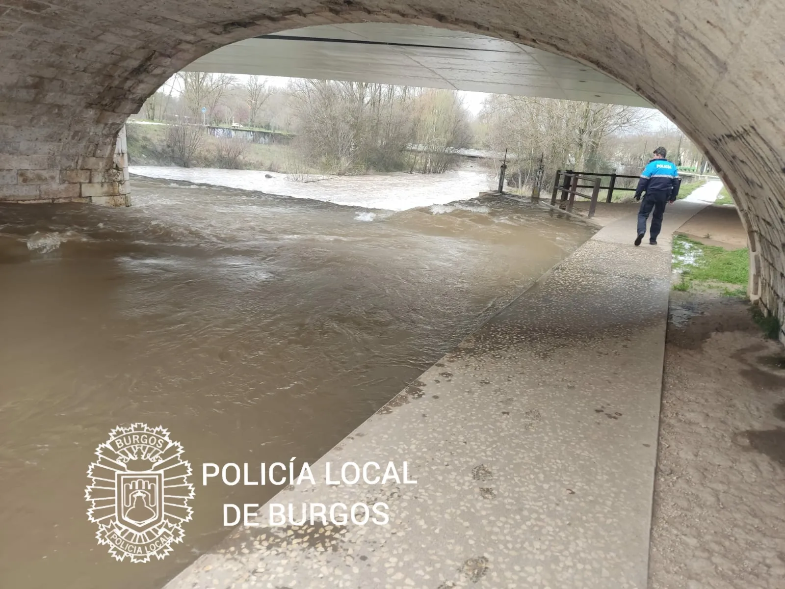 Cerrado paso peatonal bajo el puente de Capiscol por aumento de caudal en el Arlanzón