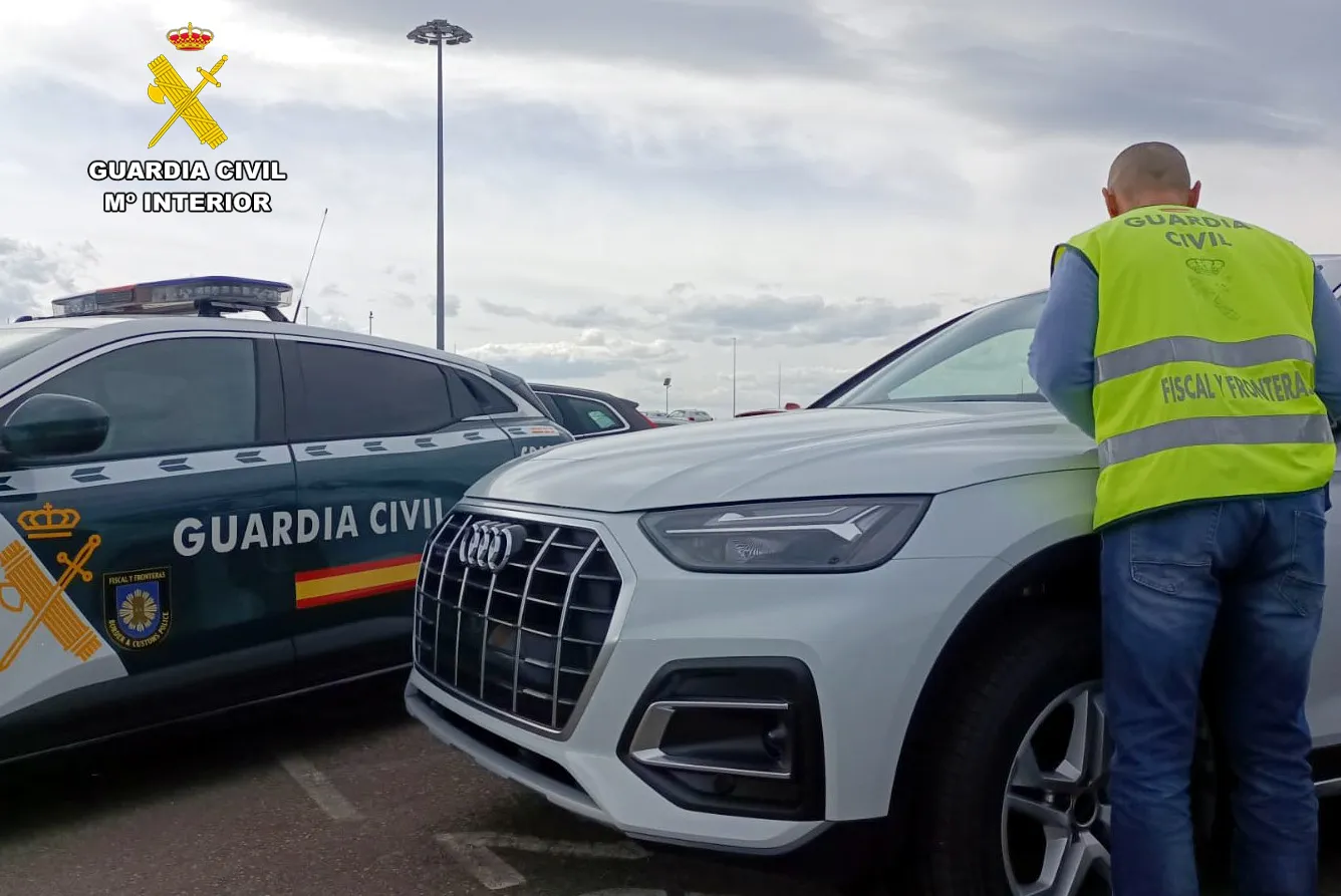 La Guardia Civil detiene a dos varones e investiga a otro por el robo de dos vehículos en el Puerto de Santander
