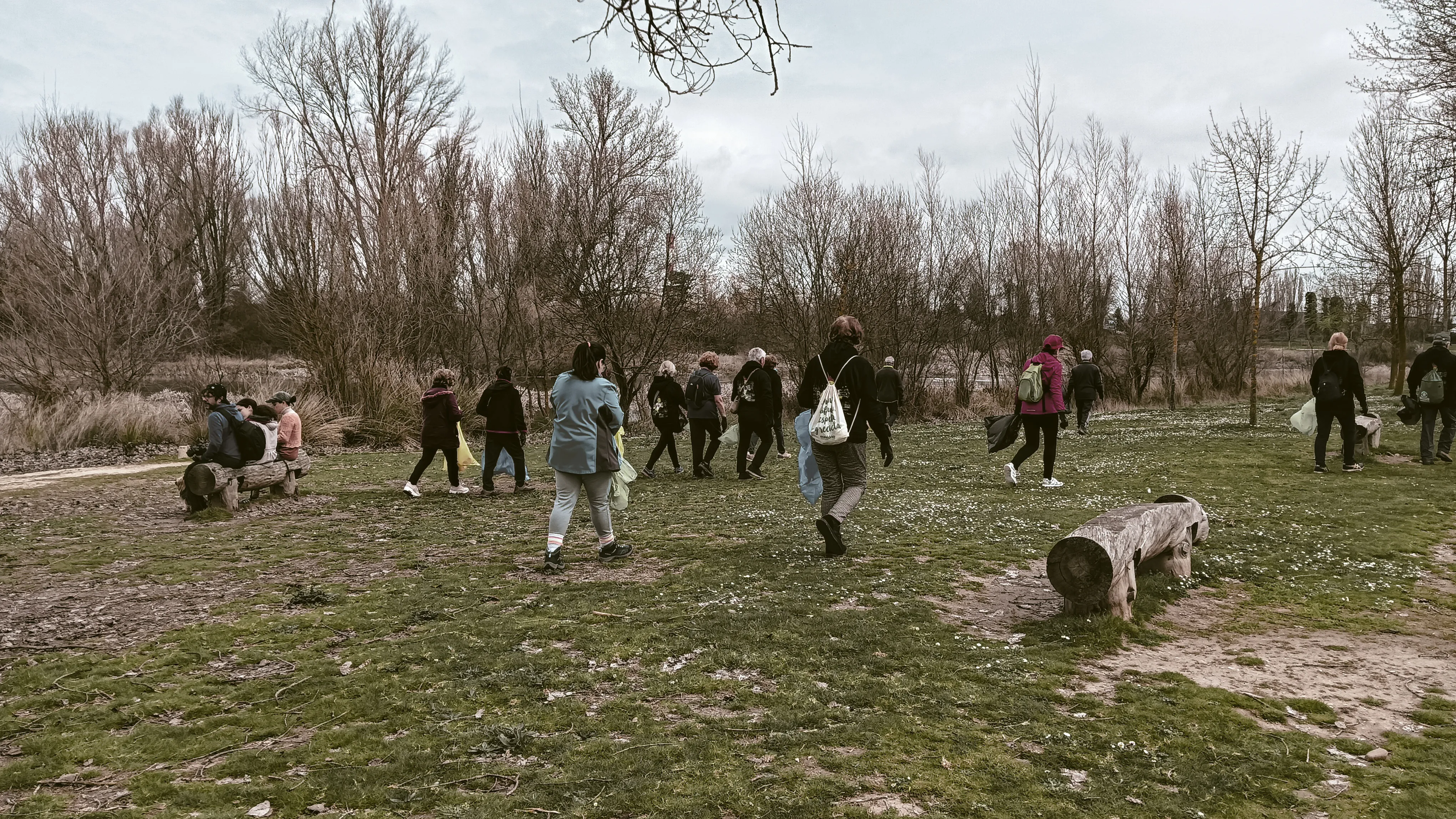Un grupo de voluntarios recoge casi 43 kilos de ‘basuraleza’ en el río Arlanzón