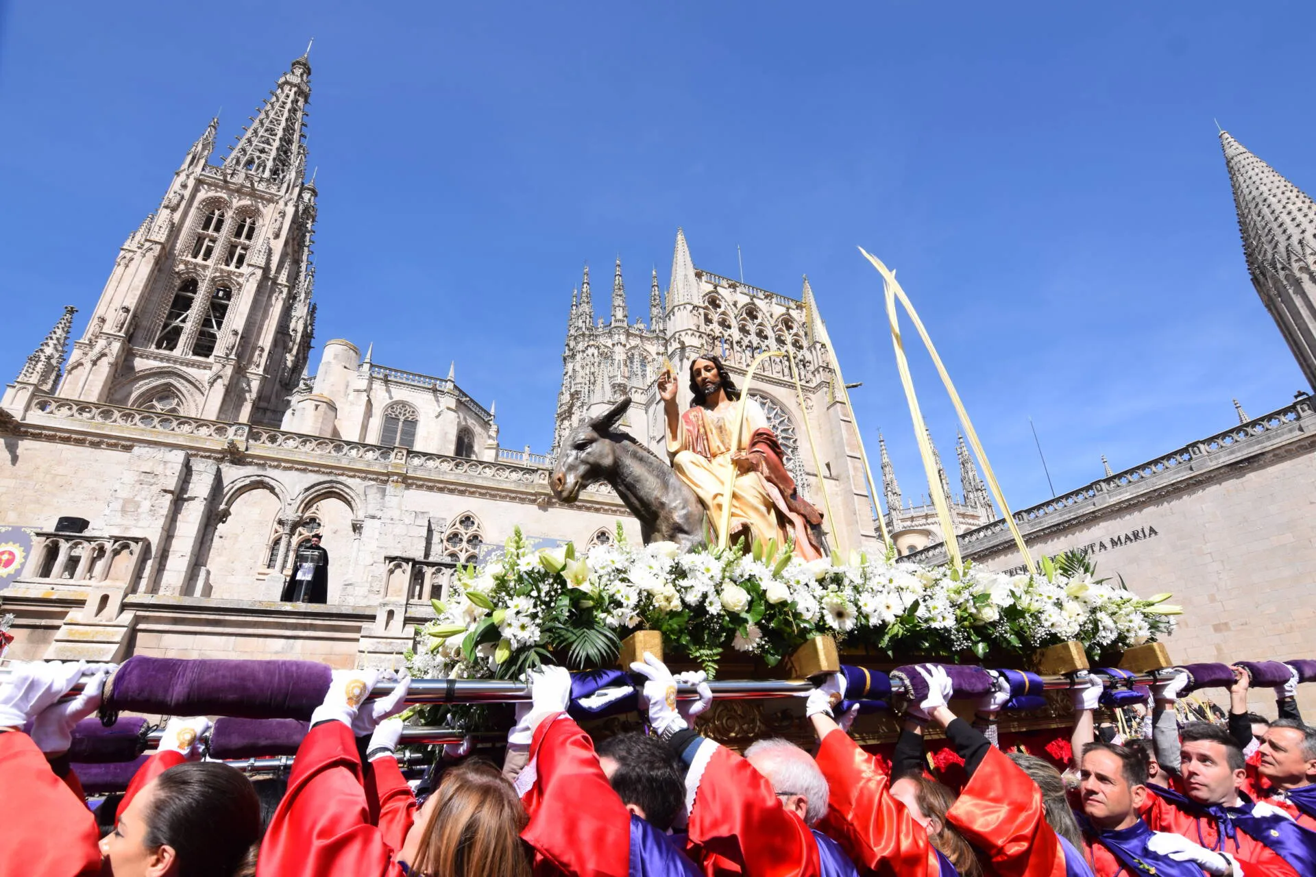 La procesión de La Borriquilla saca a la calle a los burgaleses