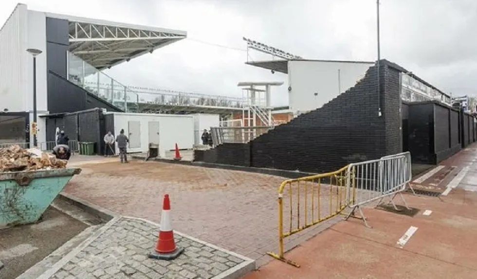 El fuerte viento derrumba una parte del muro perimetral del estadio El Plantío en Burgos