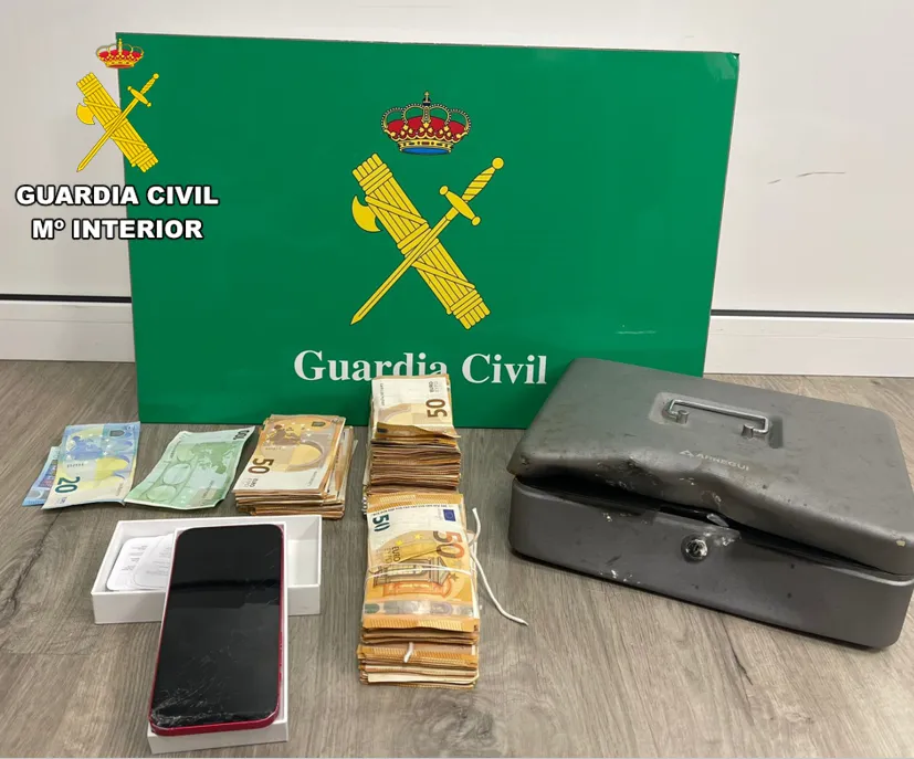 La Guardia Civil detiene a tres personas y recupera 46.500&euro; sustraídos