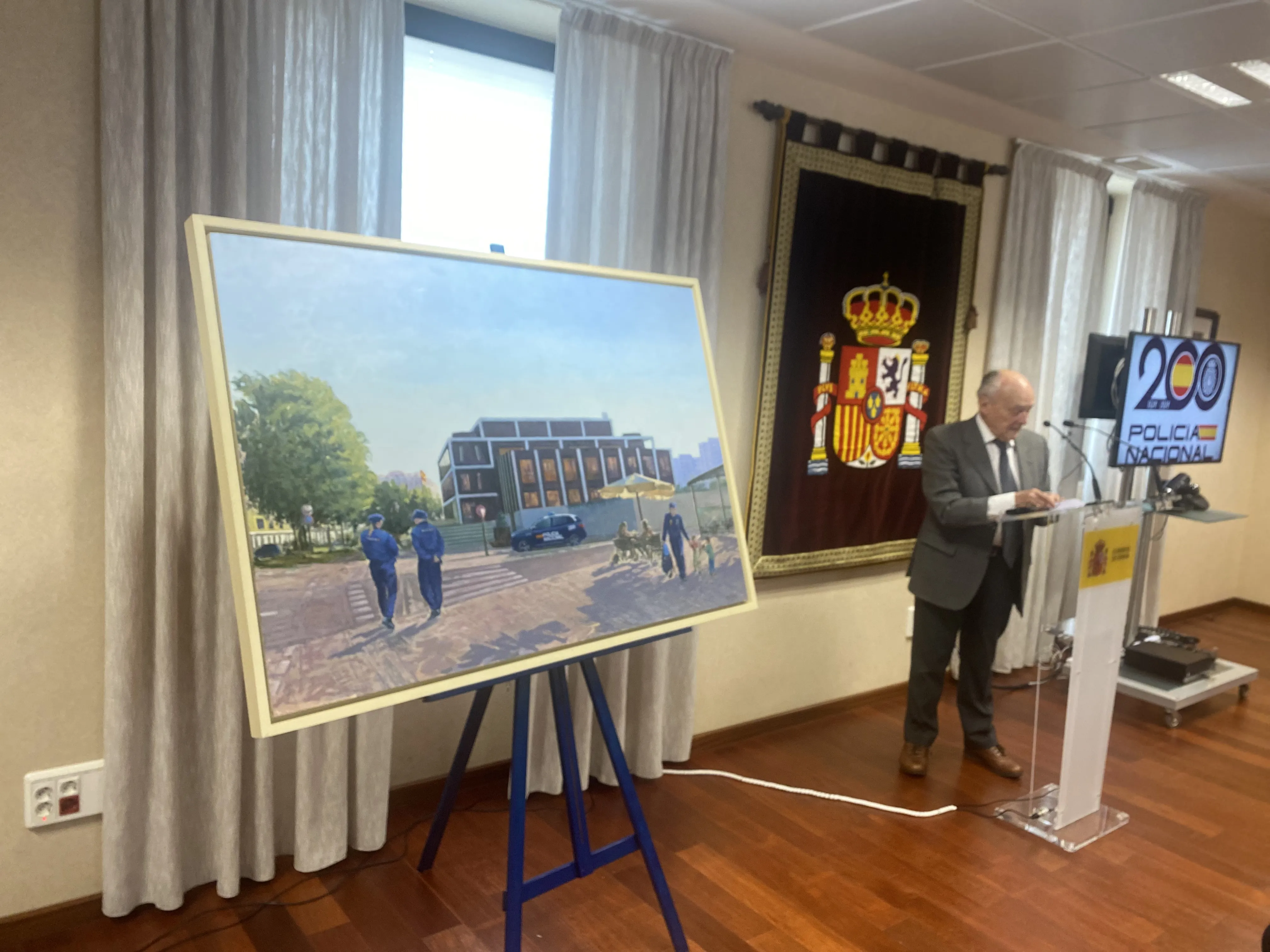Miguel Ángel, artista burgalés, presenta su cuadro de la Comisaría Provincial de Burgos