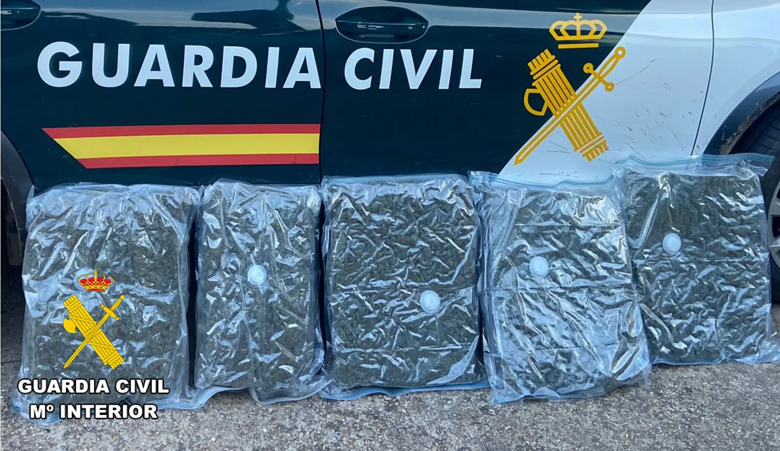 La Guardia Civil aprehende cinco kilogramos de marihuana ocultos en un vehículo