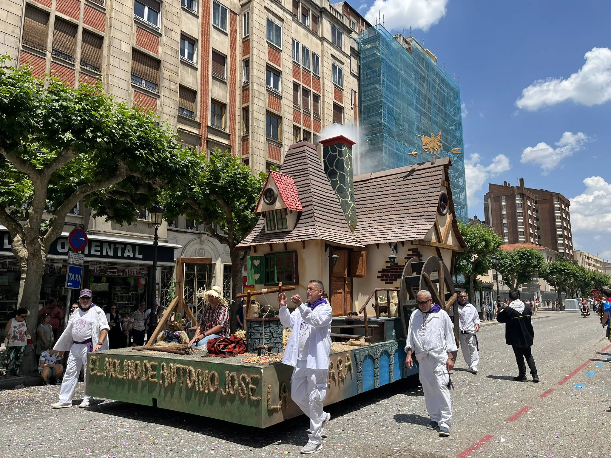 Nueve nuevas carrozas desfilarán en la cabalgata nocturna de San Pedro y San Pablo de este año
