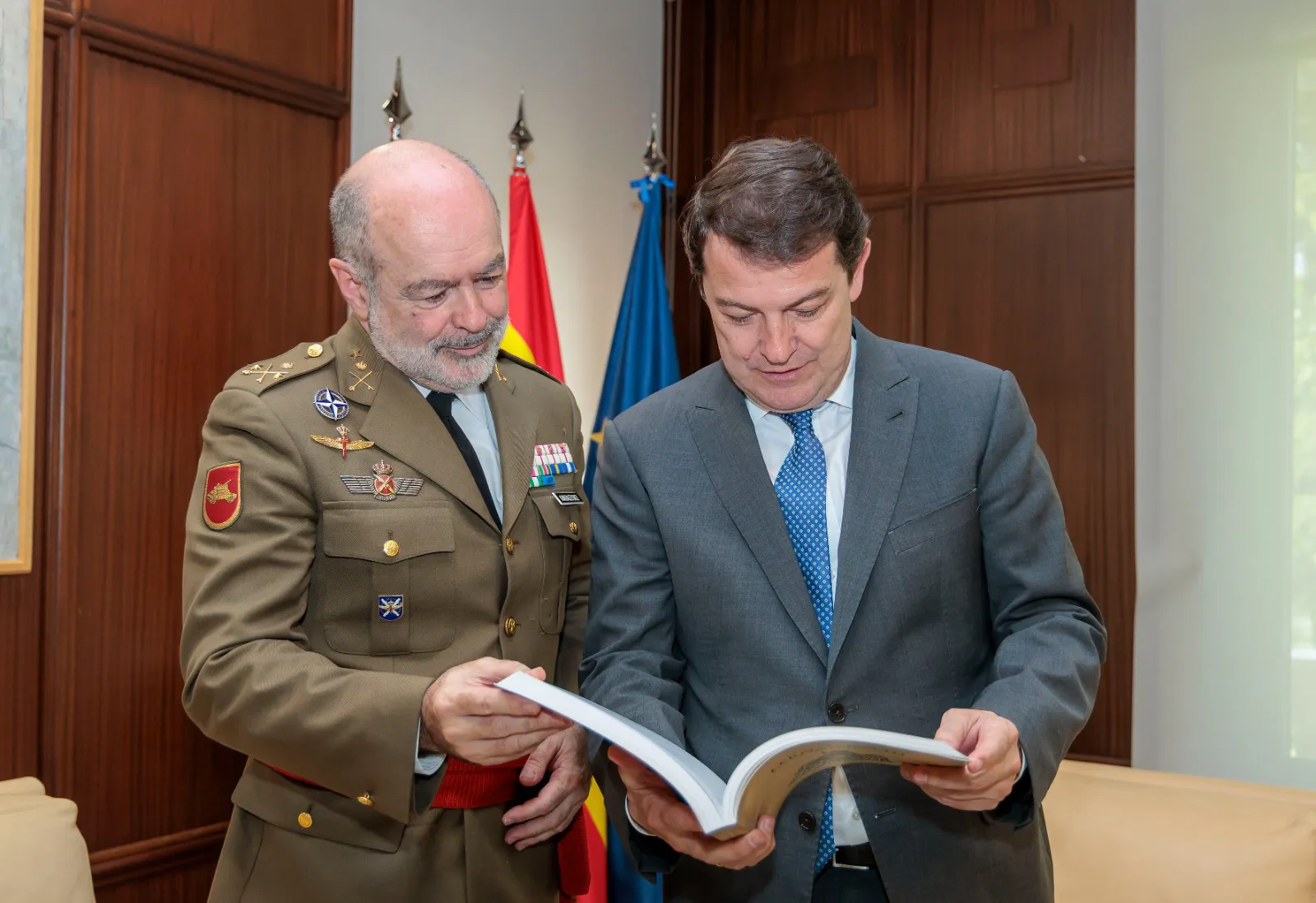 El presidente de la Junta recibe al general jefe de la División San Marcial del Ejército de Tierra