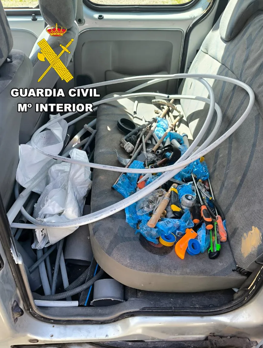 La Guardia Civil sorprende in fraganti a una persona cuando vertía escombros en un paraje del Alfoz