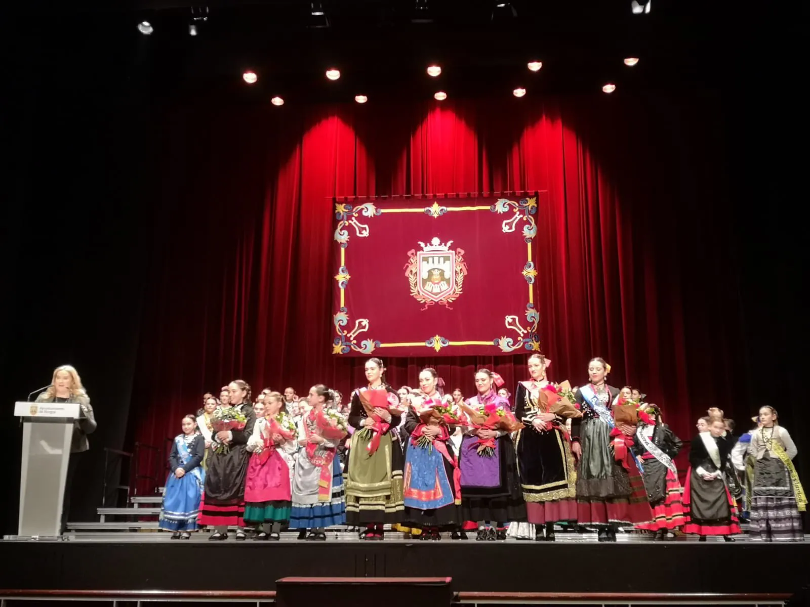 Natalia Pérez, de la Peña Antonio José, y Vega Sacristán, de la ACR Danzas María Ángeles Saiz, se proclaman Reina Mayor e Infantil