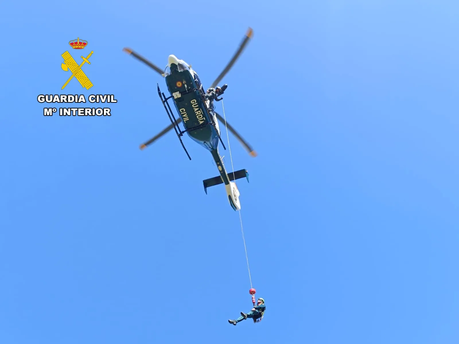 Comienza a operar el nuevo modelo de helicóptero de la Guardia Civil, EC-135 equipado con grúa de rescate
