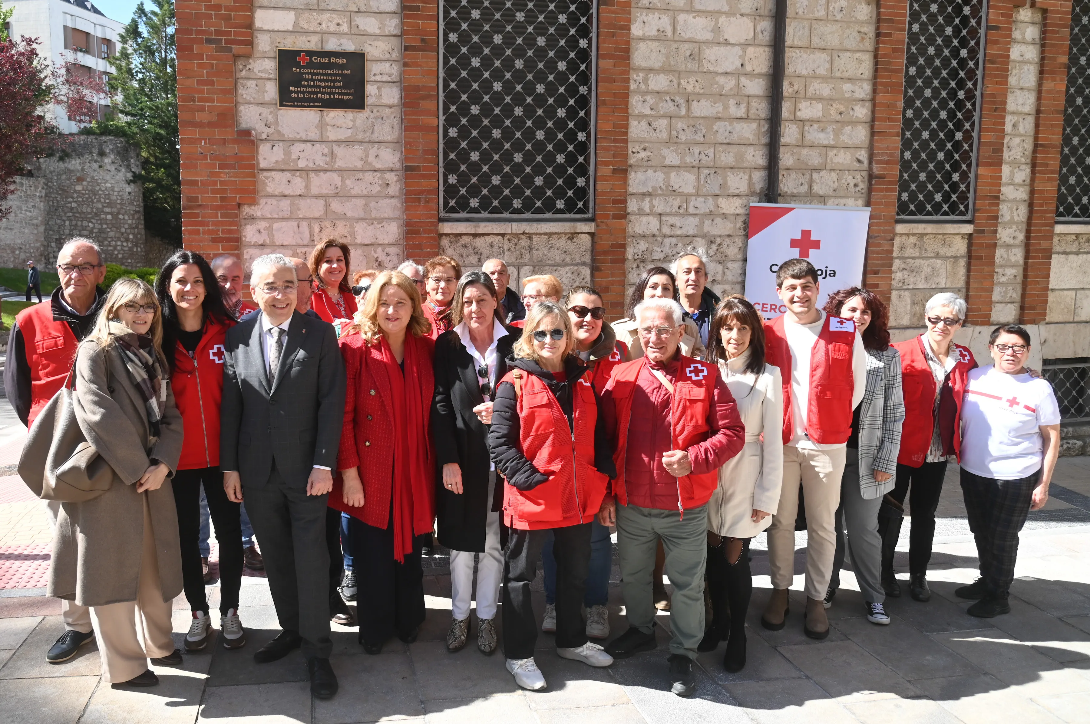 Una placa conmemorativa recuerda la presencia de Cruz Roja en Burgos desde hace 150 años