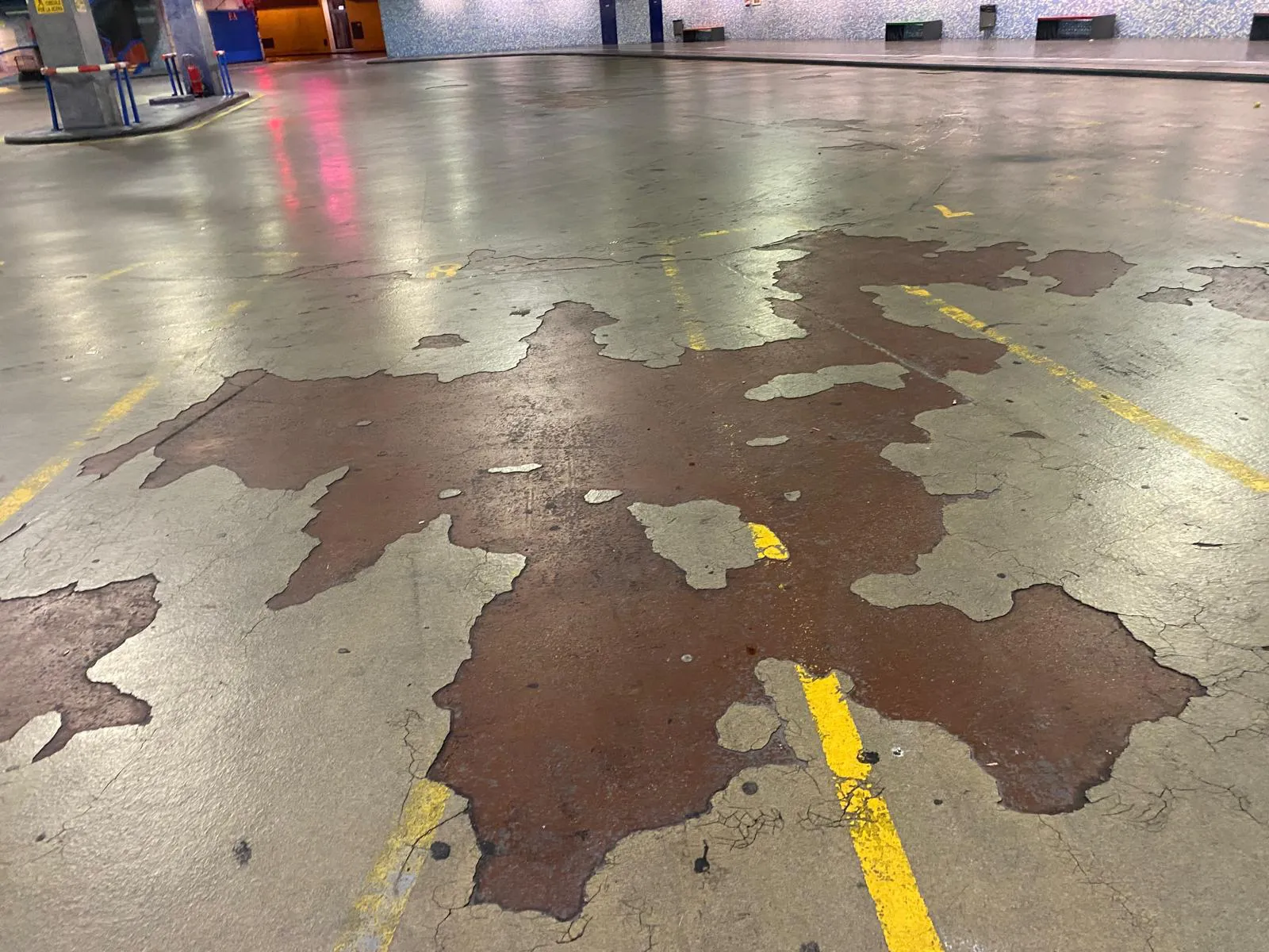 El mal estado del suelo de la estación de autobús