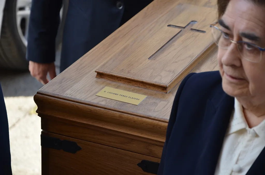 Los restos del arzobispo Pérez Platero vuelven a reposar en la Catedral