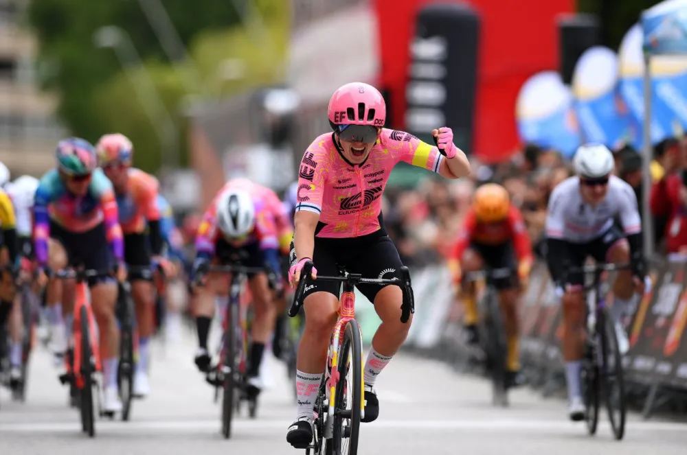 Lotta Henttala, primera líder en un final de etapa accidentado