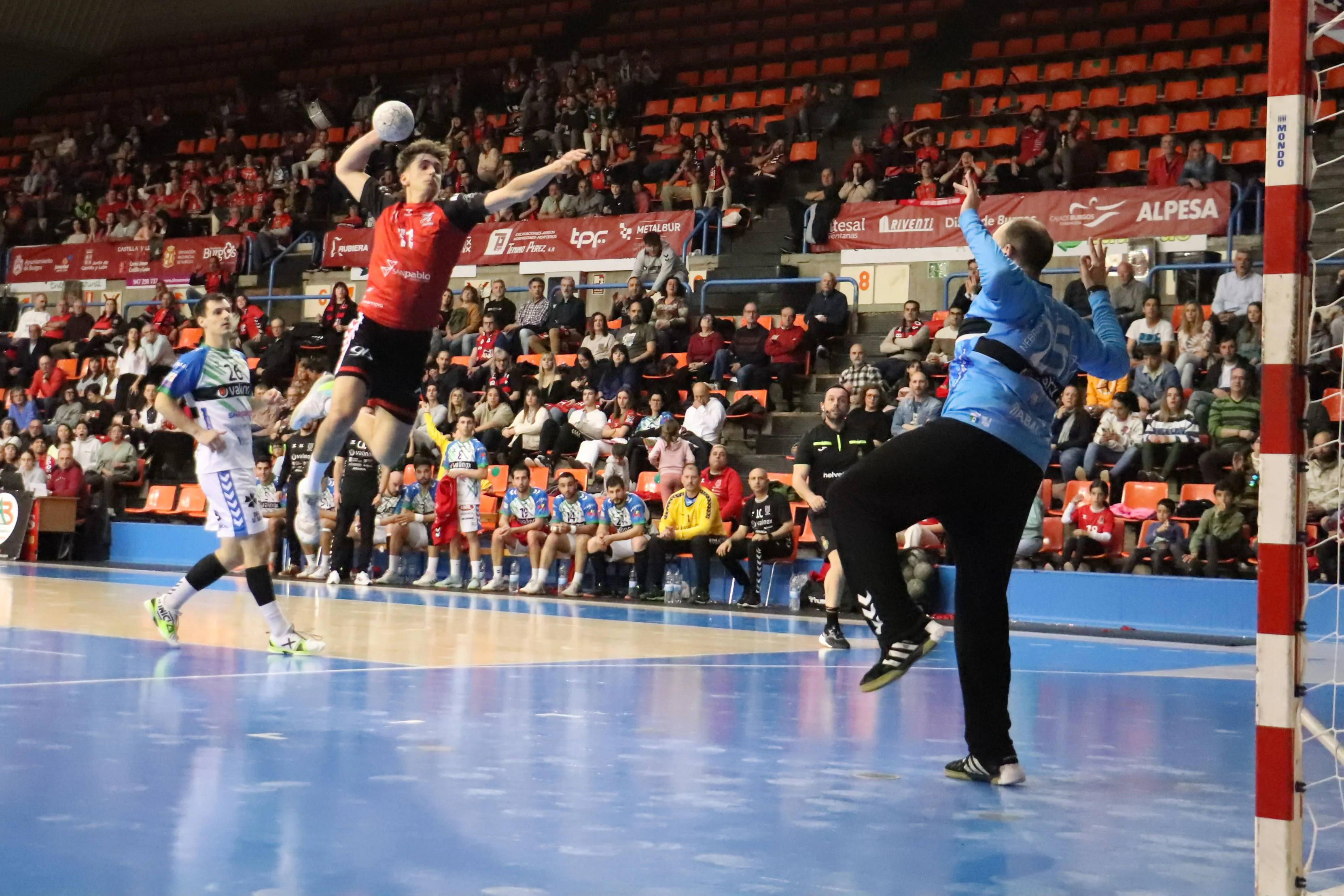 El UBU San Pablo Burgos pone rumbo al play-off con una victoria frente a Valinox Novás (31-29)