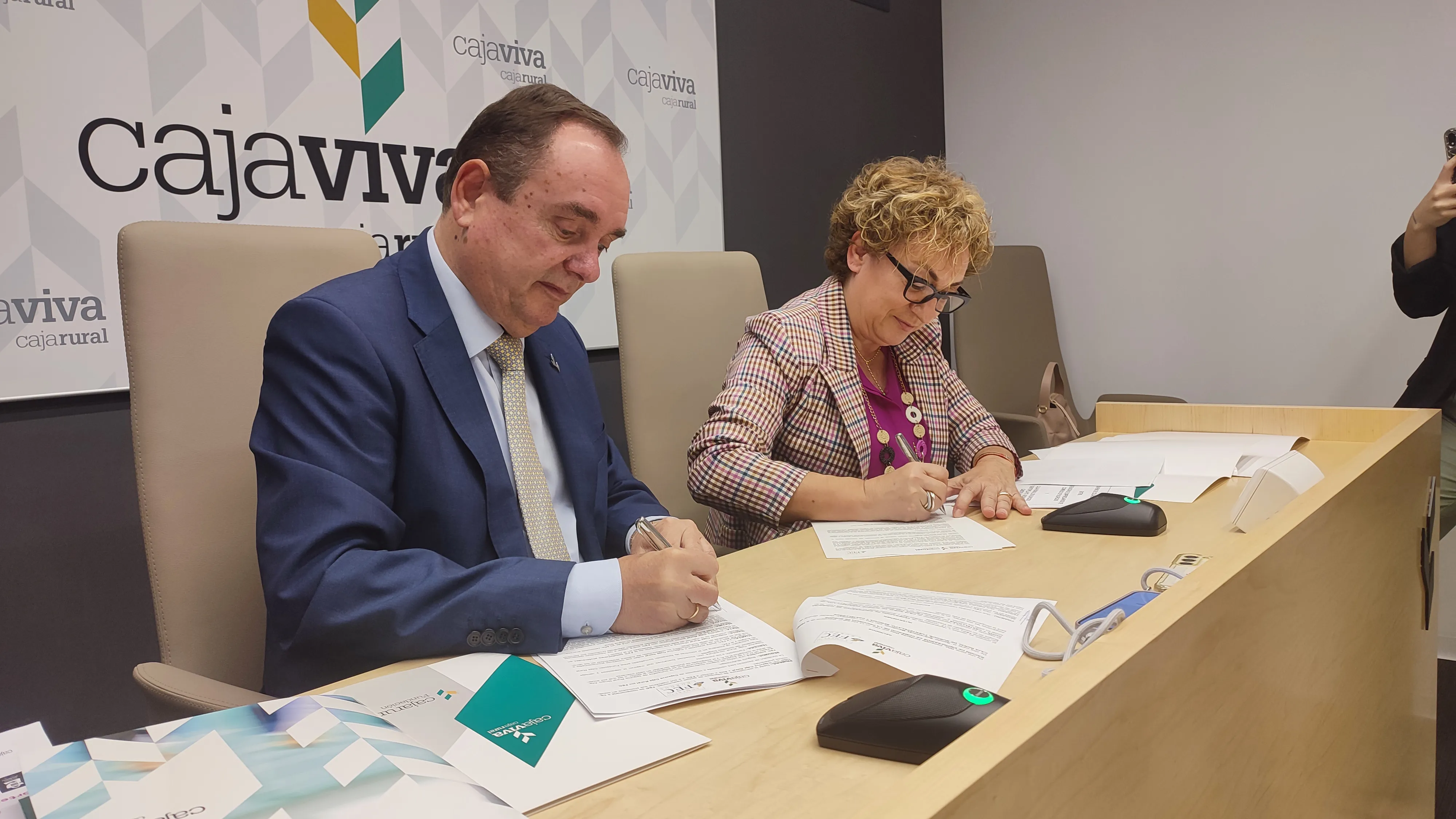 Cajaviva, Caja Rural y la FEC renuevan su convenio de colaboración