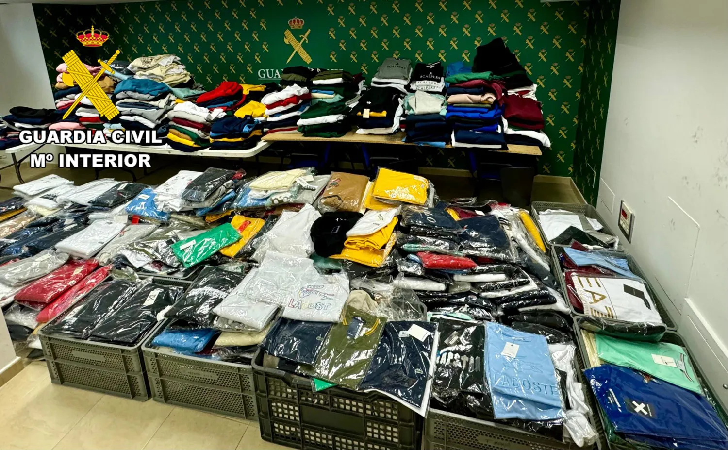 La Guardia Civil investiga a un feriante por vender ropa falsificada en la Feria de Lerma