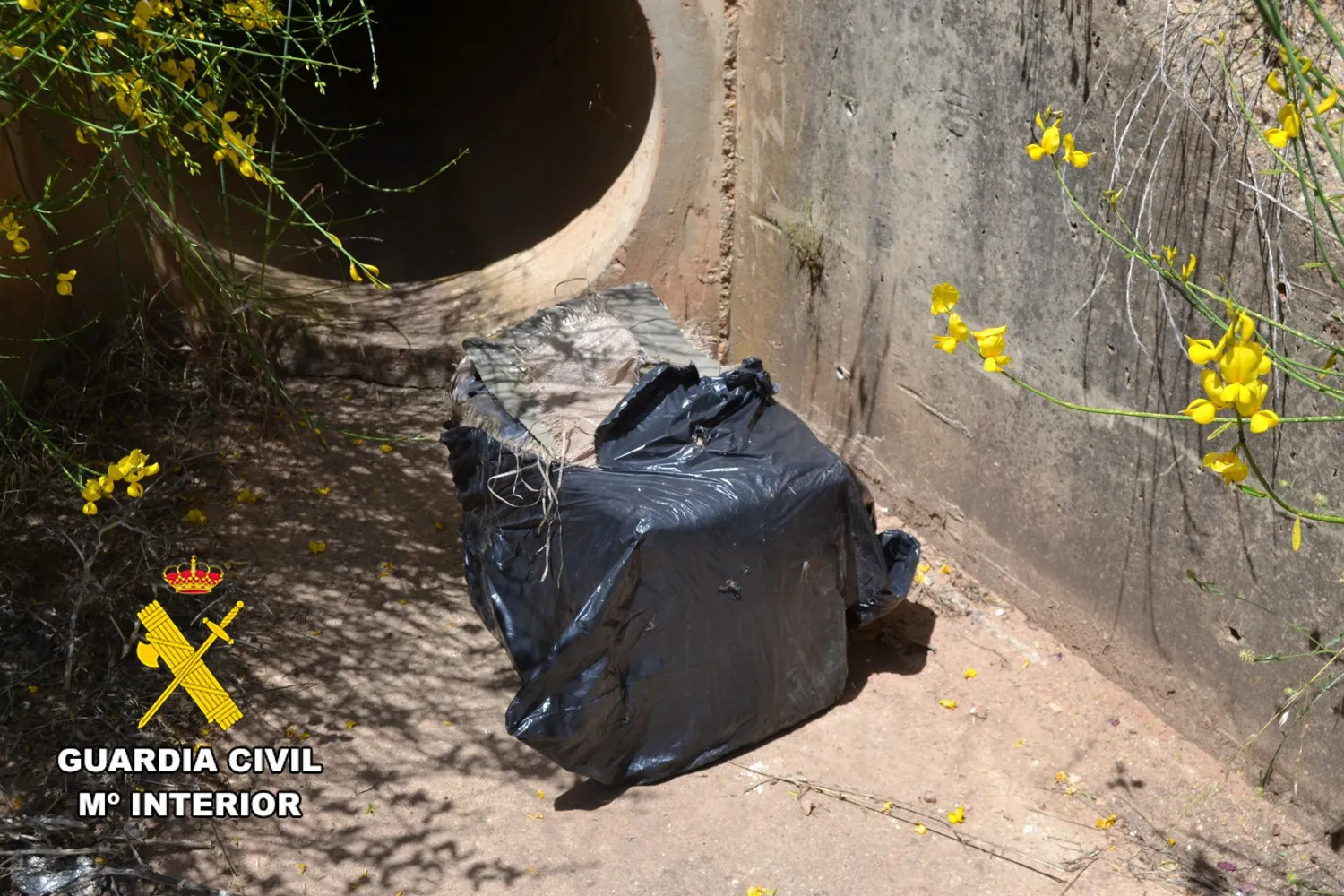 La Guardia Civil aprehende 33 kilogramos de hachís tras sufrir un accidente el vehículo que los transportaba