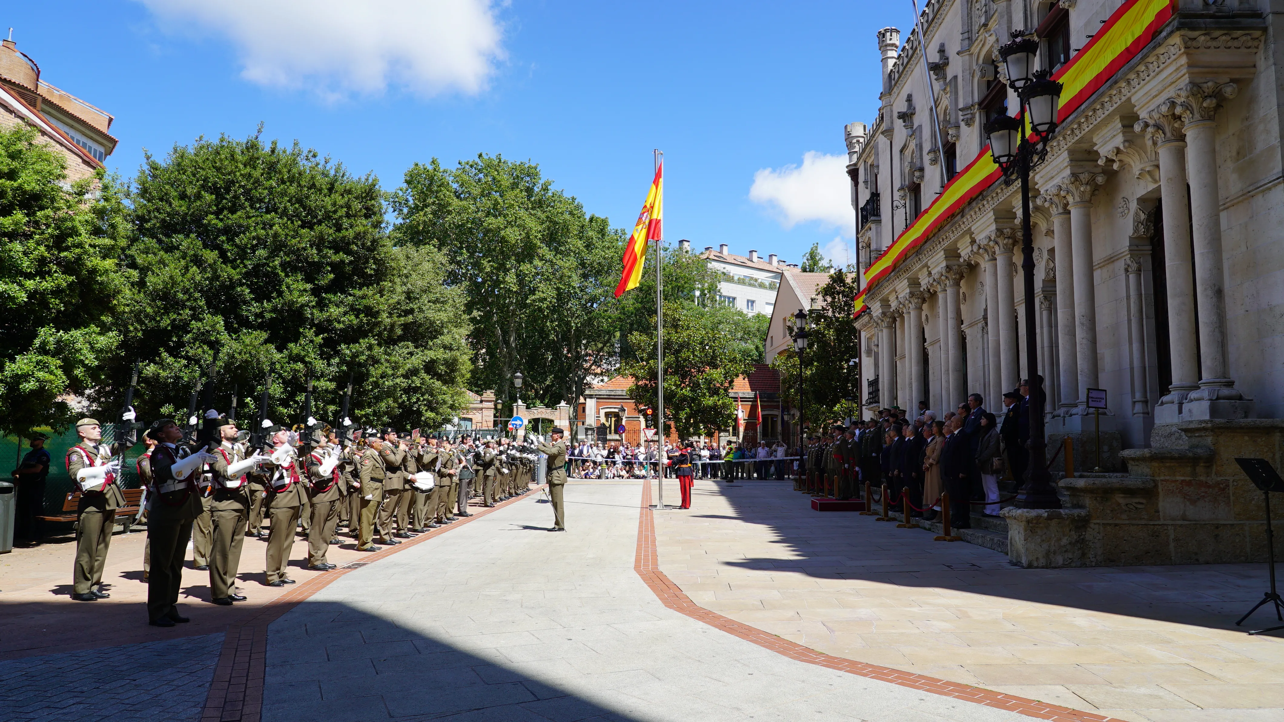 El Ejército de Tierra en Burgos celebra el décimo aniversario de la proclamación del Rey Felipe VI con un acto de izado de Bandera