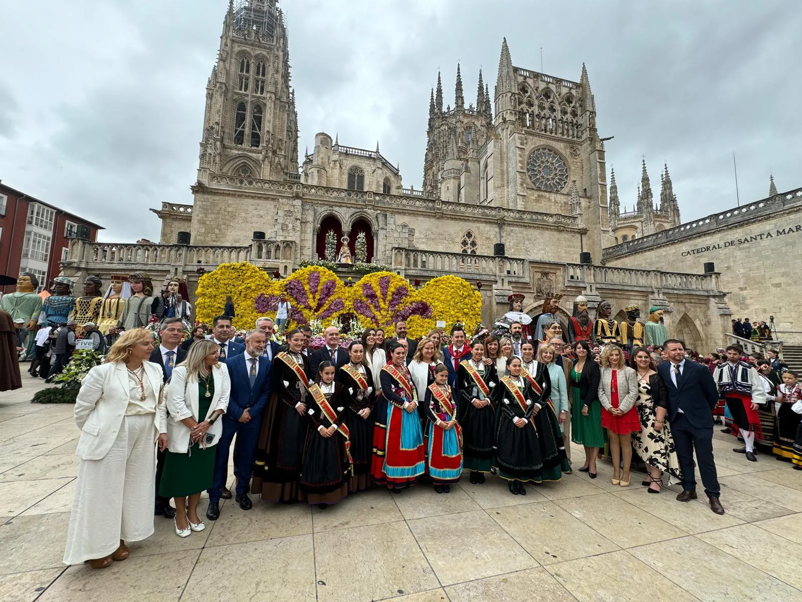 Más de 50.000 flores honran a la Patrona de la Ciudad a los pies de la Catedral