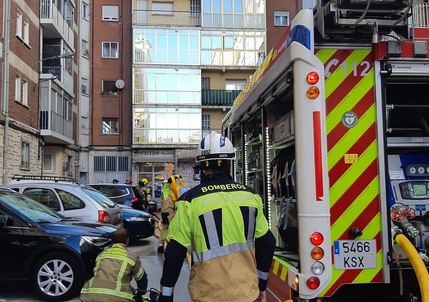 Espectacular intervención de los Bomberos de Burgos para sofocar un incendio en la calle San Nicolás