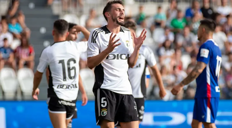 Fútbol Burgos: Atienza jugador del Burgos CF sufre una luxación en el codo