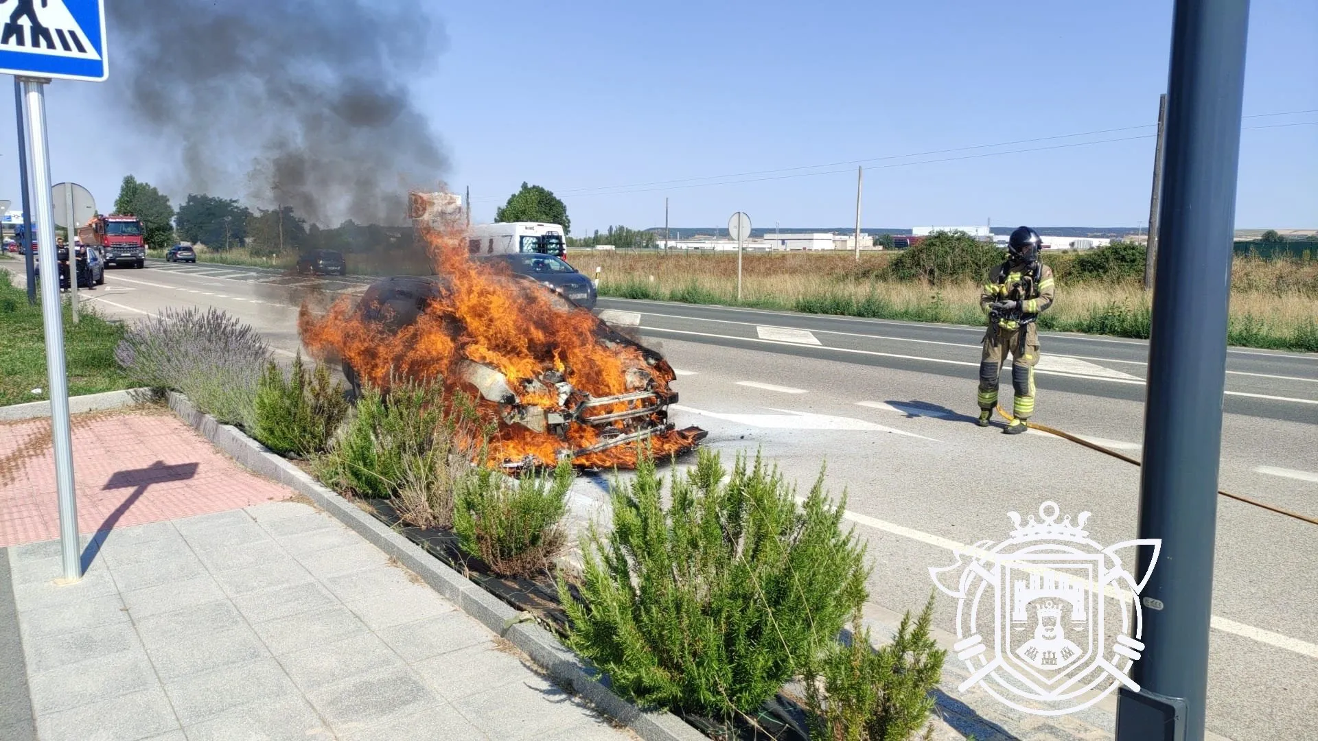 Espectacular incendio de un vehículo en la N-120