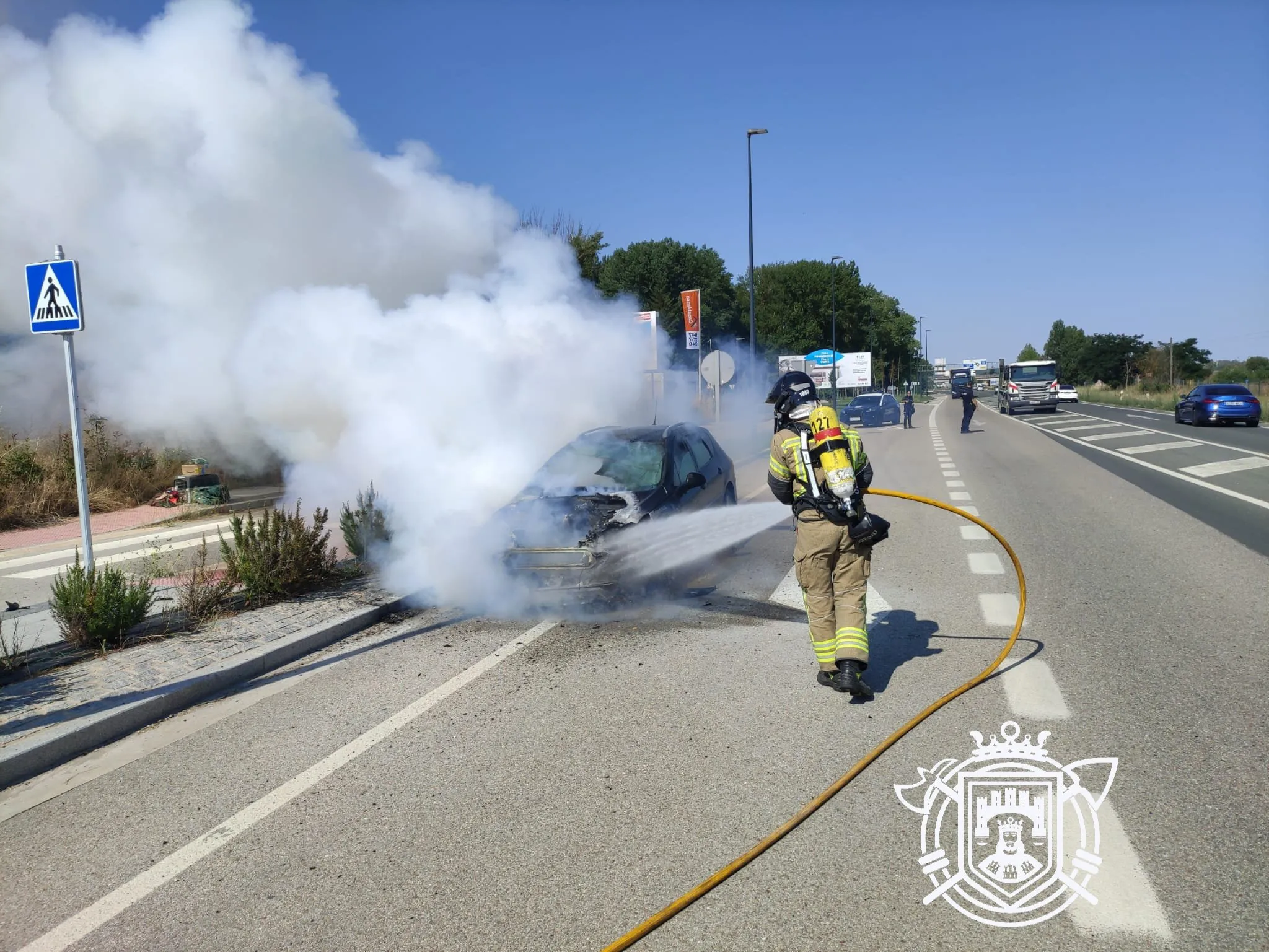 Foto 2 - Espectacular incendio de un veh&iacute;culo en la N-120