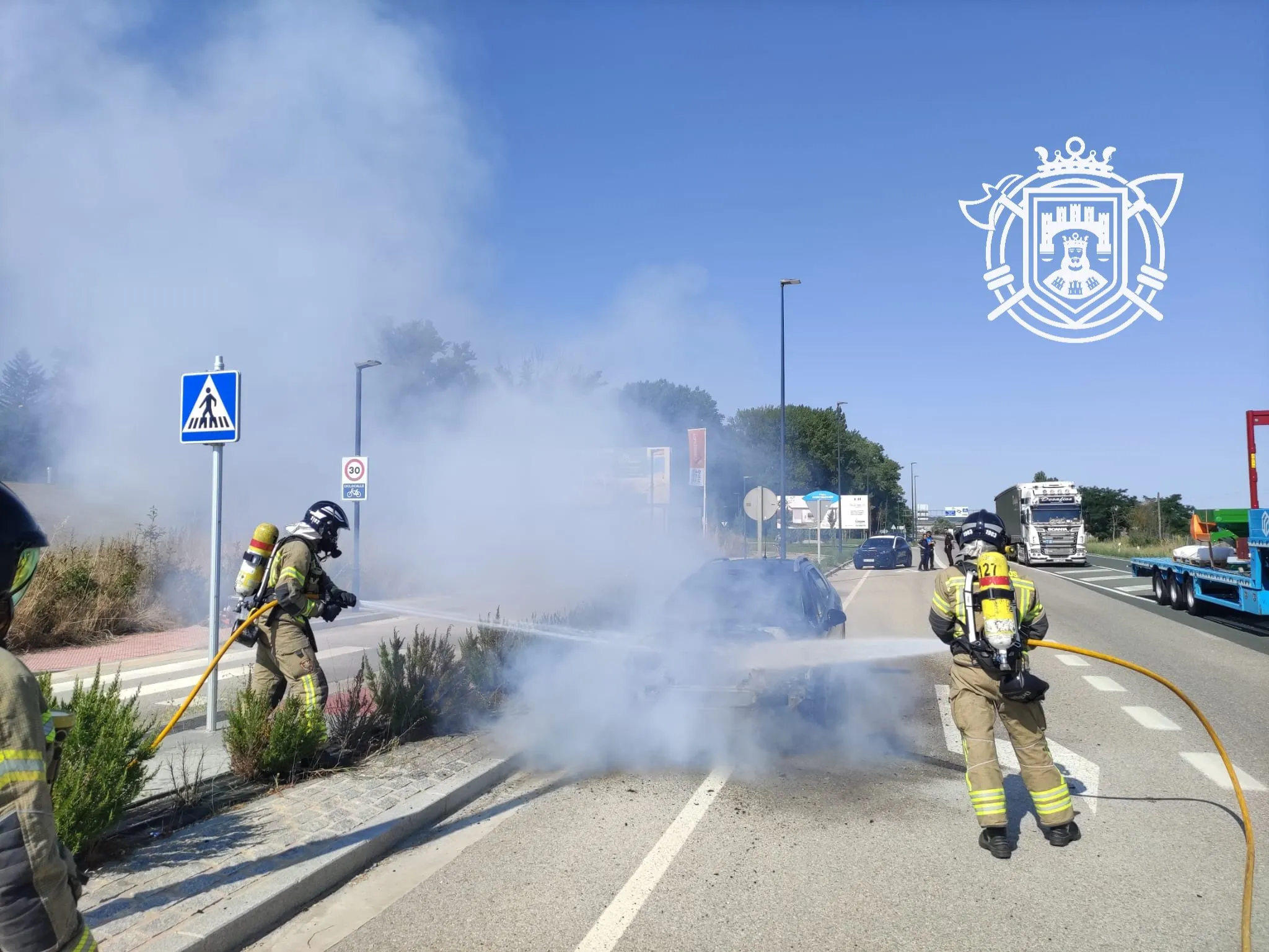Foto 3 - Espectacular incendio de un veh&iacute;culo en la N-120