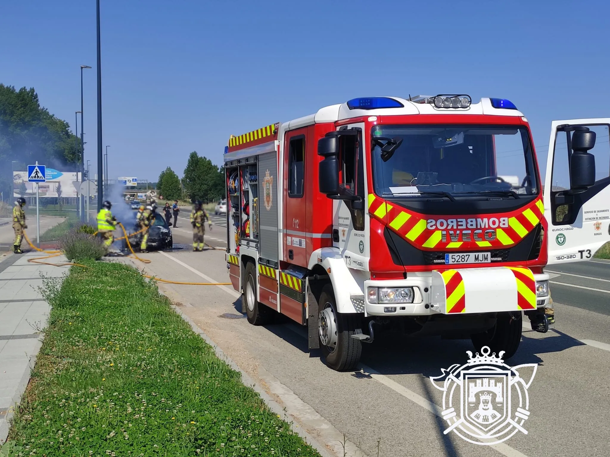 Foto 4 - Espectacular incendio de un veh&iacute;culo en la N-120