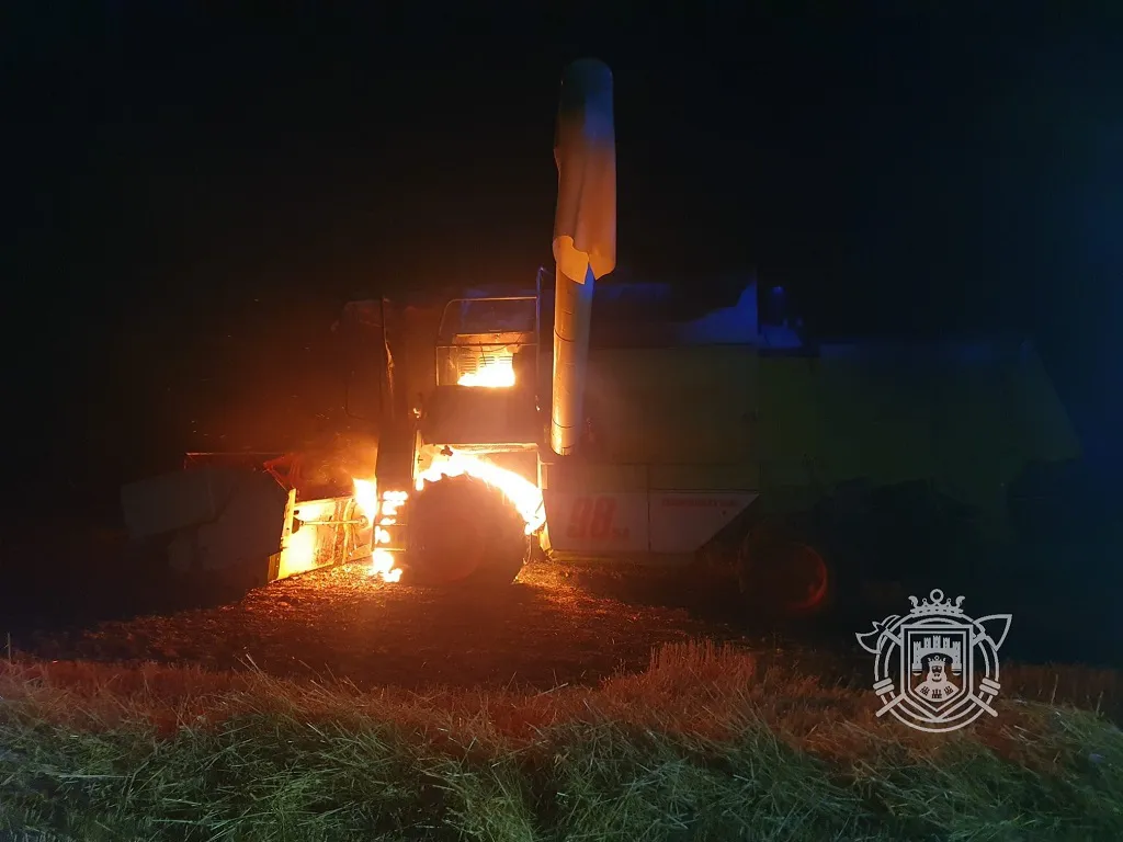 Espectacular incendio de una cosechadora en Burgos