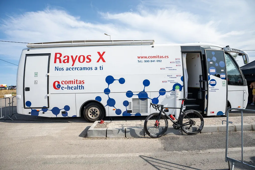 La Vuelta a España se blinda un año más con una Unidad Móvil de Telemedicina