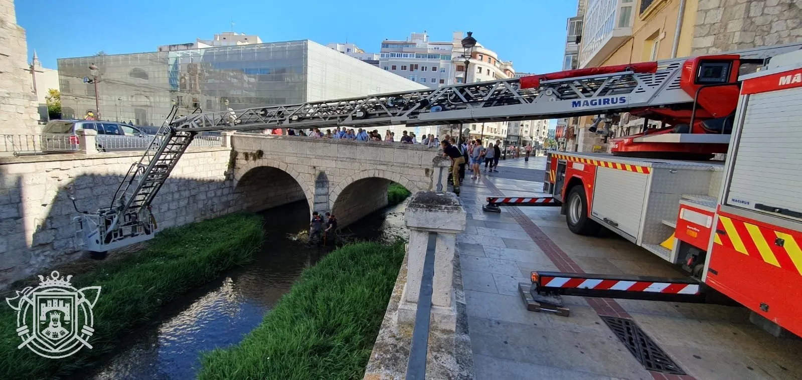 Los Bomberos de Burgos despliegan su operativo para limpiar el cauce del río Vena