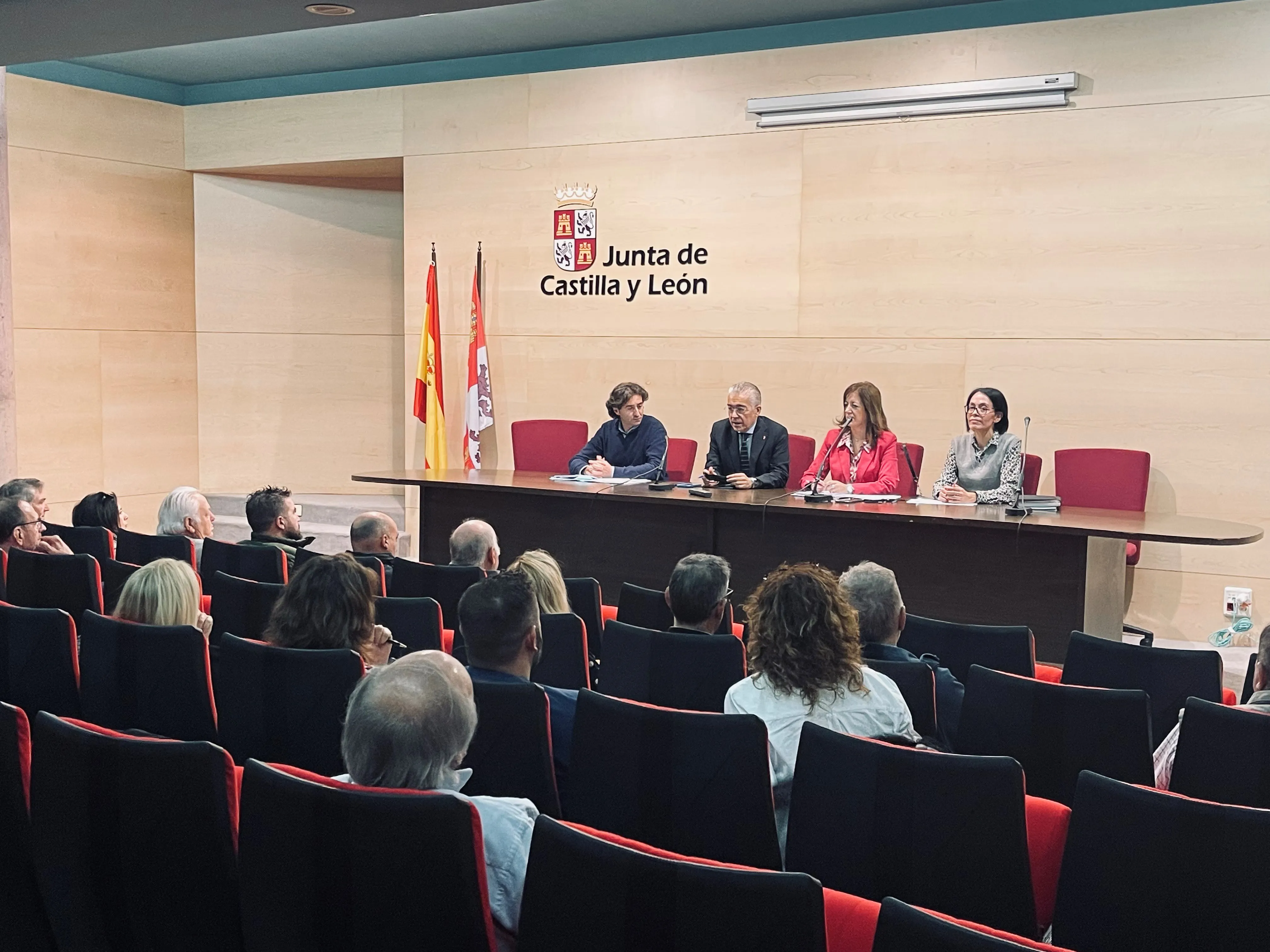 Reunión entre la Junta y los municipios que integran el transporte metropolitano de Burgos para avanzar en el diseño del nuevo modelo de movilidad