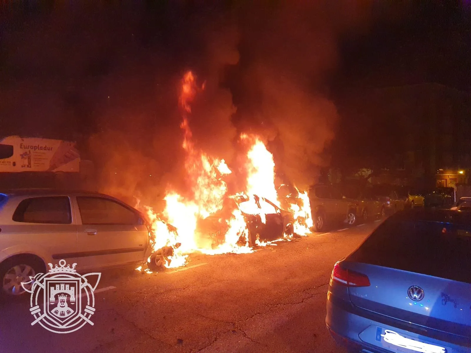 Un espectacular incendio afecta a varios vehículos aparcados en la calle Calvario de Burgos