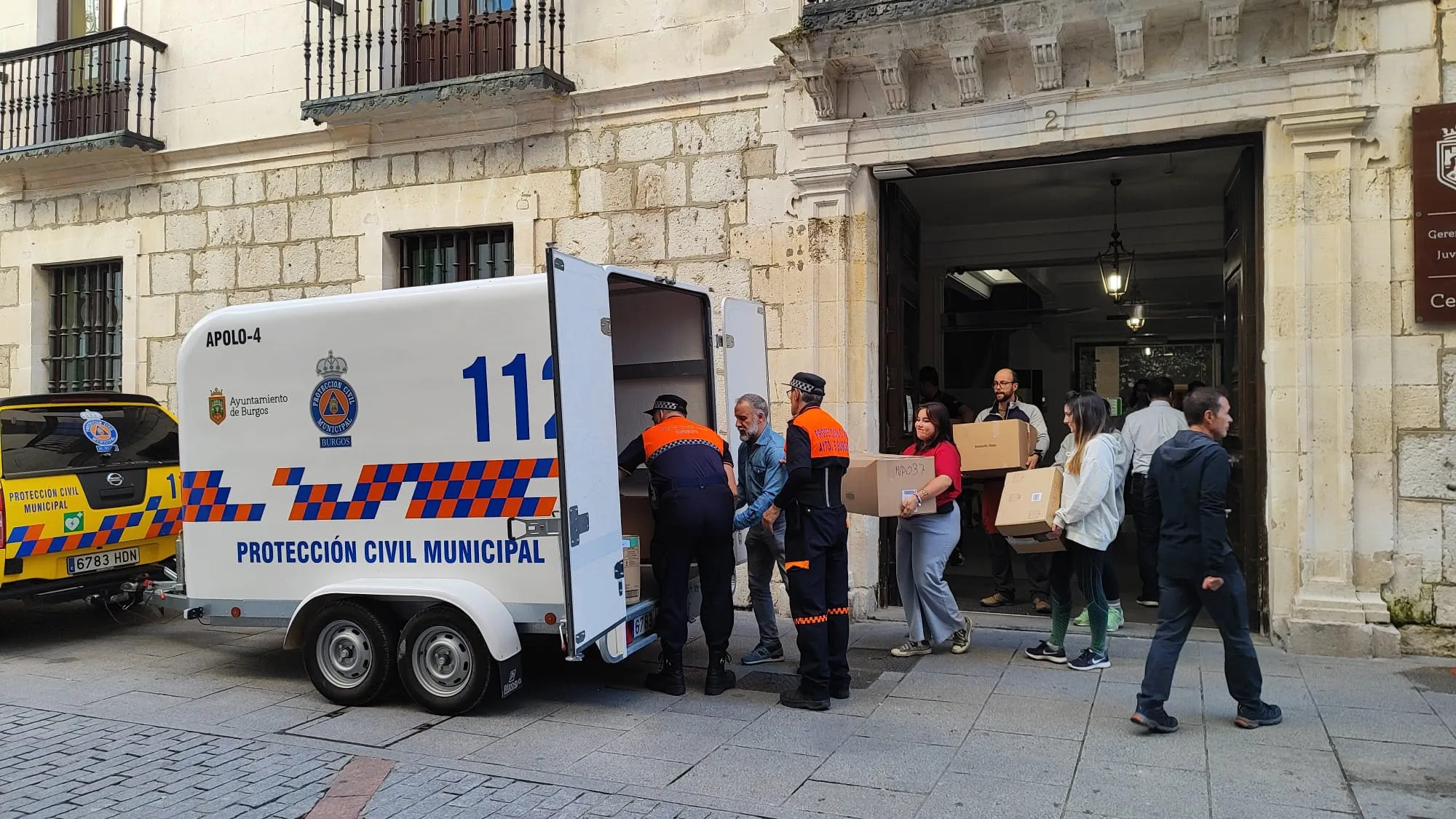 La campaña puesta en marcha en los Cívicos recoge 150 toneladas de alimentos y utensilios para Valencia