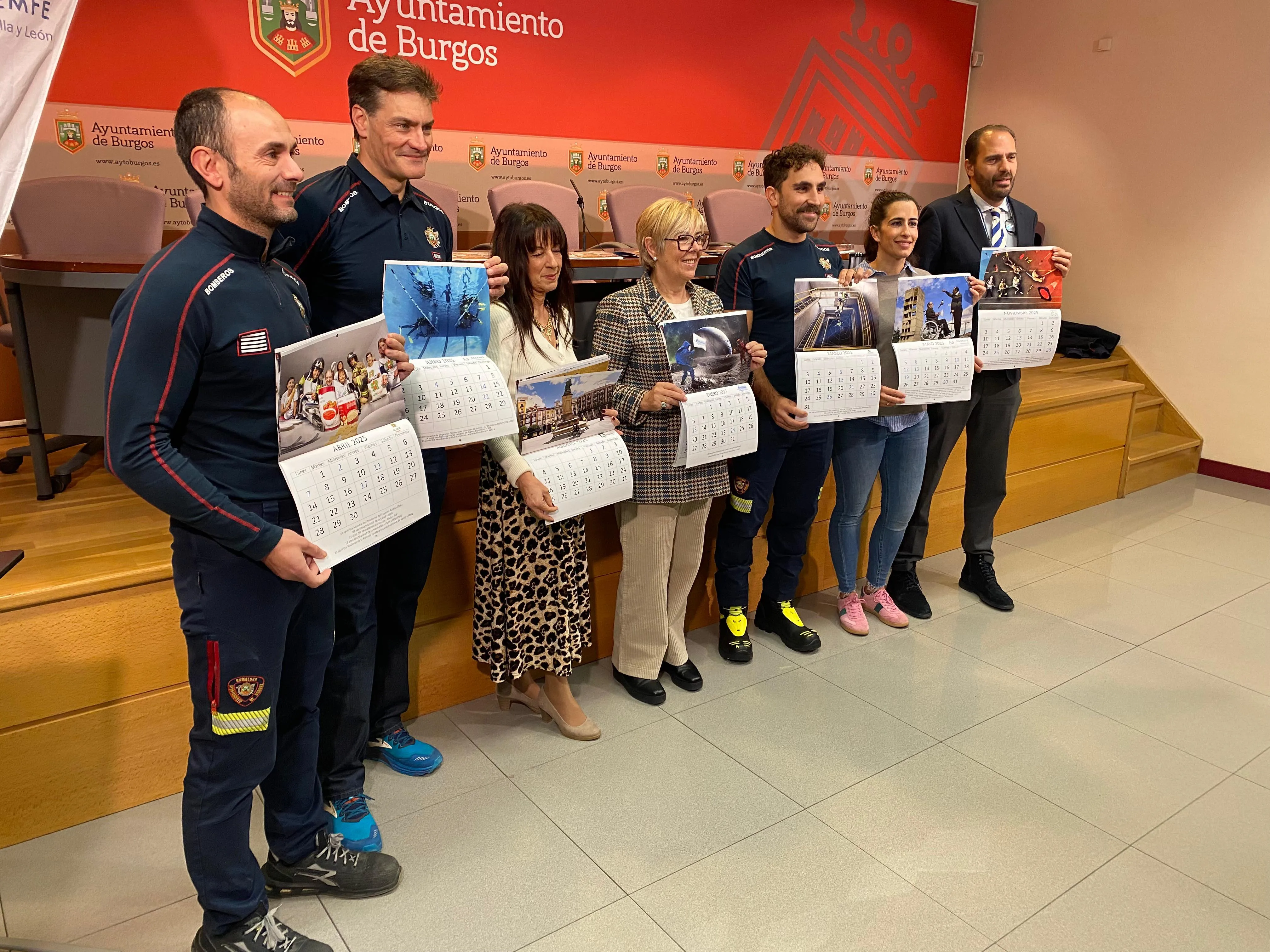 Los bomberos de Burgos muestran su apoyo a la discapacidad con un calendario benéfico